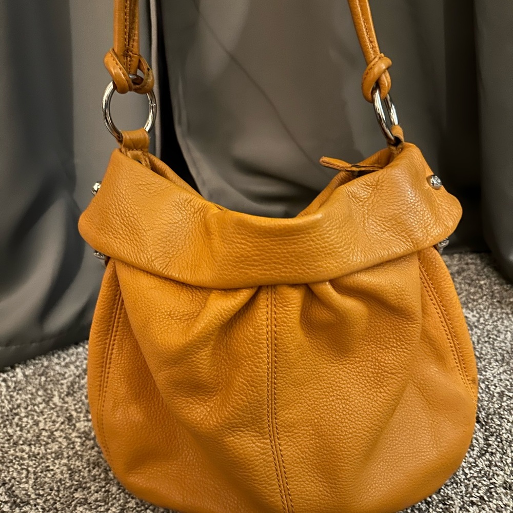 Elegant Tan Leather Shoulder Bag